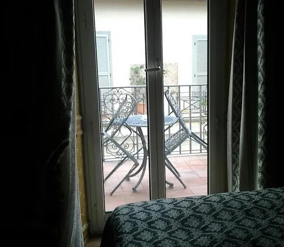 Piccolo Di Piazza Di Spagna Рим